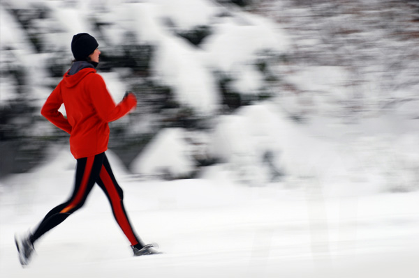 Kobieta biegająca w śniegu