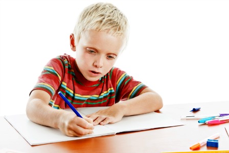 Anak laki-laki berlatih tulisan tangan