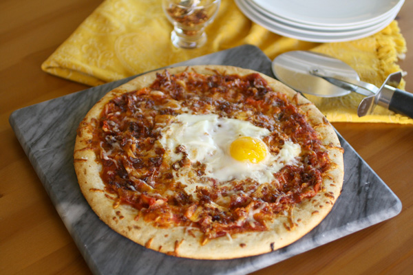 Pizza de tocino y huevo