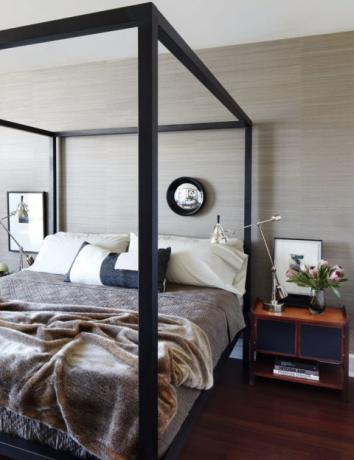 Schlafzimmer mit Holzpalettenwand