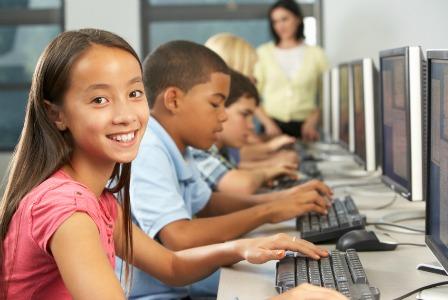 Bērni raksta datorā