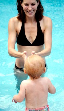 Mama und Baby im Pool