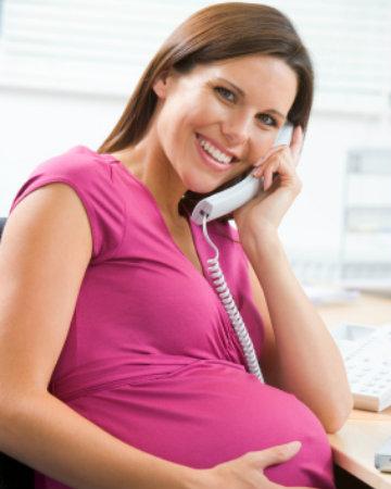 Kobieta w ciąży w pracy