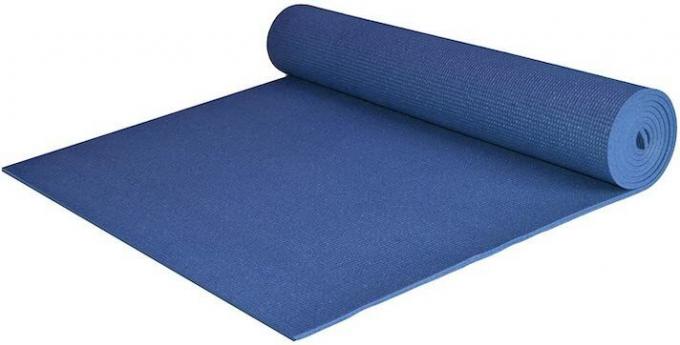 Um tapete de ioga azul.
