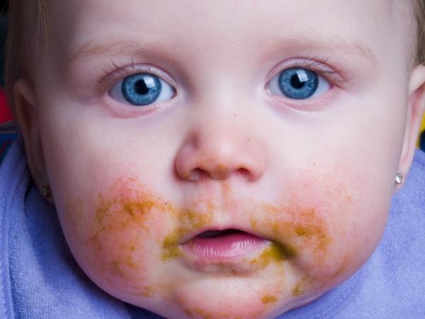 Bébé malpropre mange