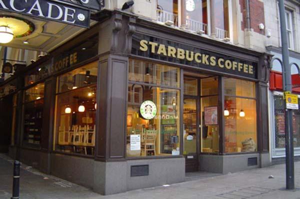 Starbucks să ofere vin și bere la unele magazine