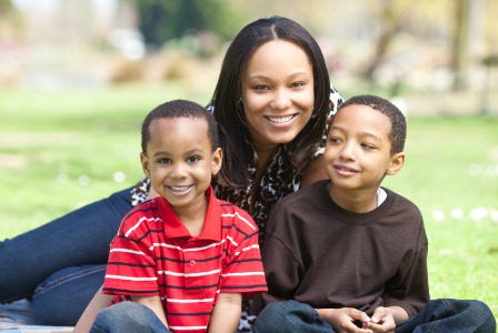 Alleinerziehende Mutter mit zwei Söhnen