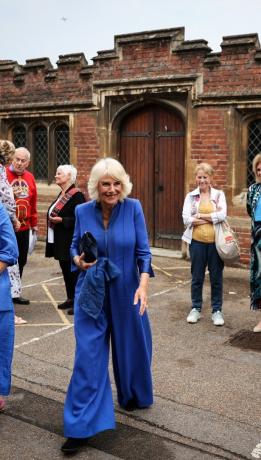 A Rainha Camilla da Grã-Bretanha participou de uma recepção para o Festival Literário inaugural da Sala de Leitura da Rainha no Palácio de Hampton Court, East Molesey Surrey, em 11 de junho de 2023.