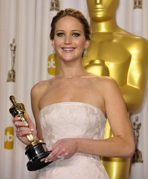 Дженнифер Лоуренс получает премию «Оскар» за лучшую женскую роль 2013 года.