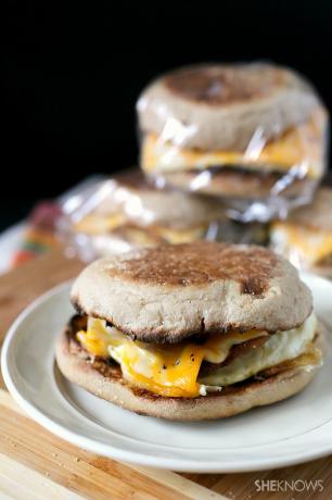Tojás és angol muffin reggeli szendvics