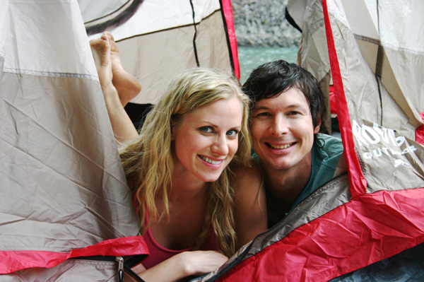 Casal feliz acampando juntos