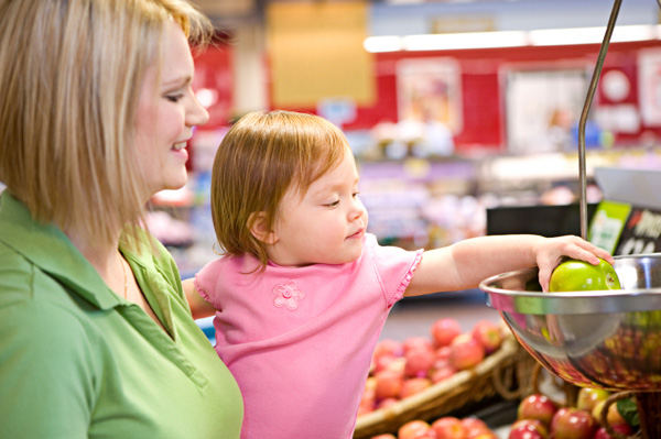 Compras de mamá y niño pequeño