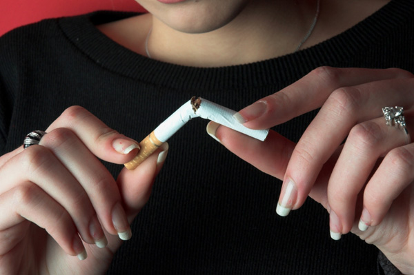 Sieviete salauž cigareti