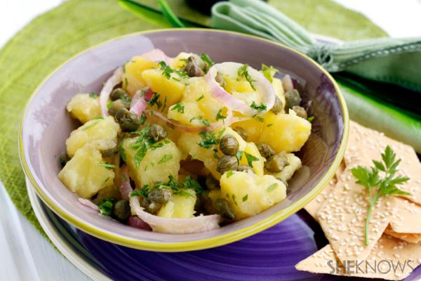 kartupeļu un sīpolu salāti ar citrona kaperu mērci