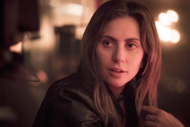 Foto van Lady Gaga als bondgenoot in een barscène in 'A Star Is Born'