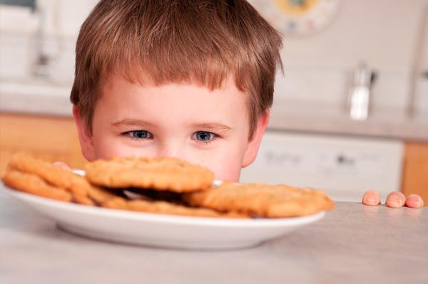 Junge schaut sich Kekse an
