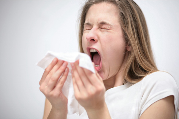 Vrouw niezen van allergieën