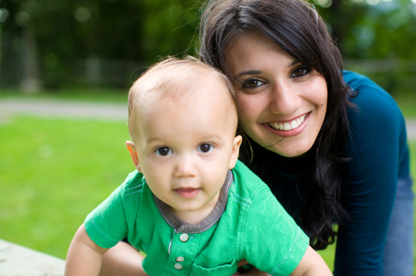 Mamma con bambino in verde