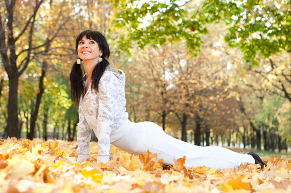 Mujer haciendo estiramientos en el otoño