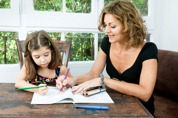 Māte palīdz meitai mājasdarbos