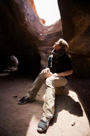 Coger zkoumá jeskyni ve starobylém městě Petra v Jordánsku. Během nasazení do Spojených arabských emirátů byla Coger vpřed nasazena do Jordánska, kde byl její tým zodpovědný za bezpečnost EOD a výcvik SAE a jordánské armády. Foto: s laskavým svolením Brie Coger.