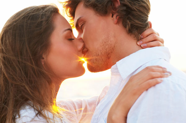 Pāris skūpstās saulrietā