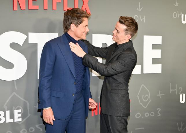 Rob Lowe a John Owen Lowe na premiéře „Nestabilní“ konané v divadle Tudum 23. března 2023 v Los Angeles v Kalifornii.