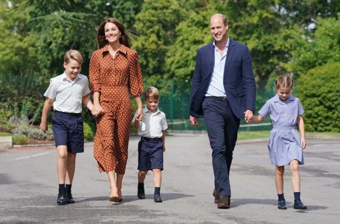 BRACKNELL, ANGLIA - 07 września: Książę George, księżniczka Charlotte i książę Louis (C), w towarzystwie rodziców, księcia Williama, księcia Anglii Cambridge i Catherine, księżna Cambridge, przybywają na osiedlenie się po południu w Lambrook School niedaleko Ascot, 7 września 2022 r. w Bracknell, Anglia. Rodzina założyła dom w Adelaide Cottage w Windsor's Home Park jako swoją bazę po tym, jak królowa udzieliła im pozwolenia na dzierżawę domu z czterema sypialniami, znajdującego się na liście zabytków II stopnia. (Zdjęcie: Jonathan Brady – PoolGetty Images)