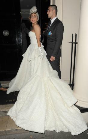 Lady Gaga w sukni wieczorowej w stylu ślubnym